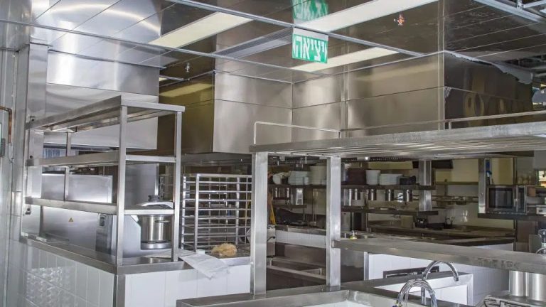 5 Must-Have Restaurant Equipment for High-Volume Food Service